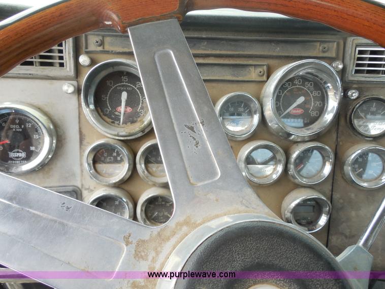 image for item H3199 1990 Peterbilt 379 semi truck