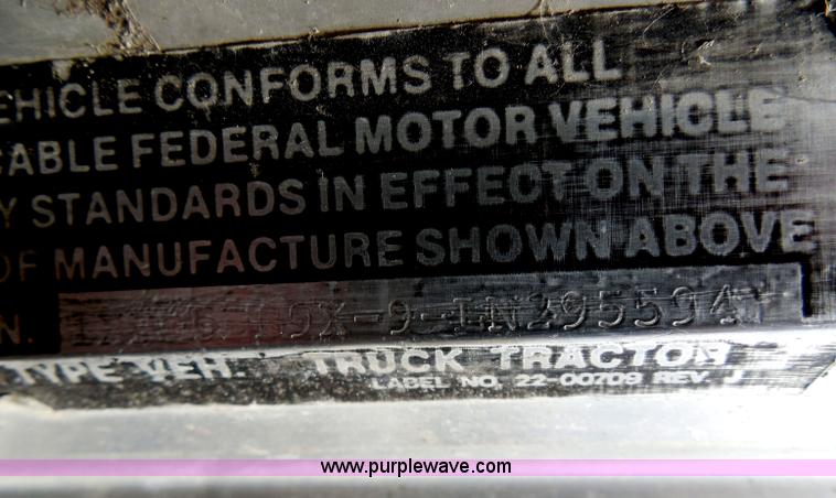 image for item H3199 1990 Peterbilt 379 semi truck