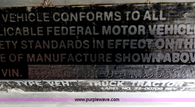 image for item H3199 1990 Peterbilt 379 semi truck