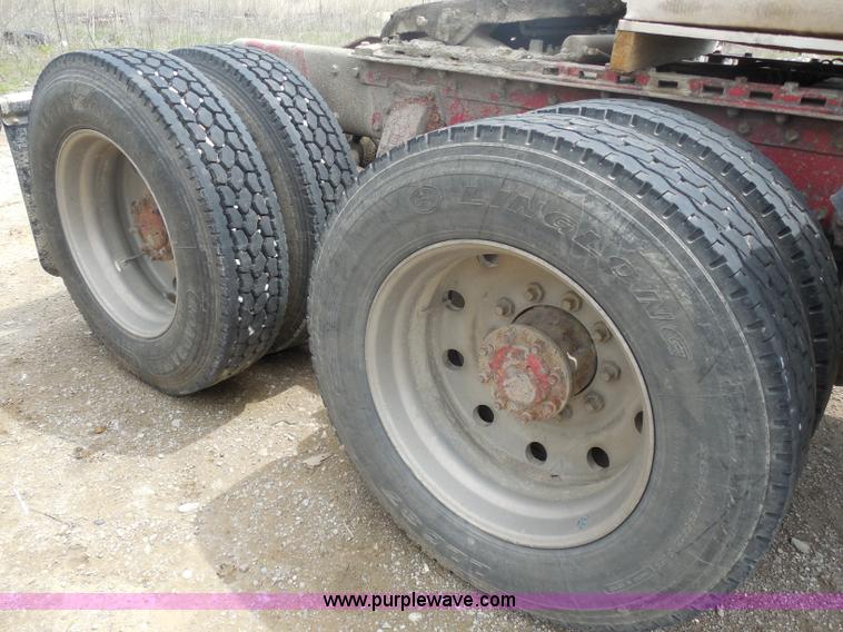 image for item H3199 1990 Peterbilt 379 semi truck