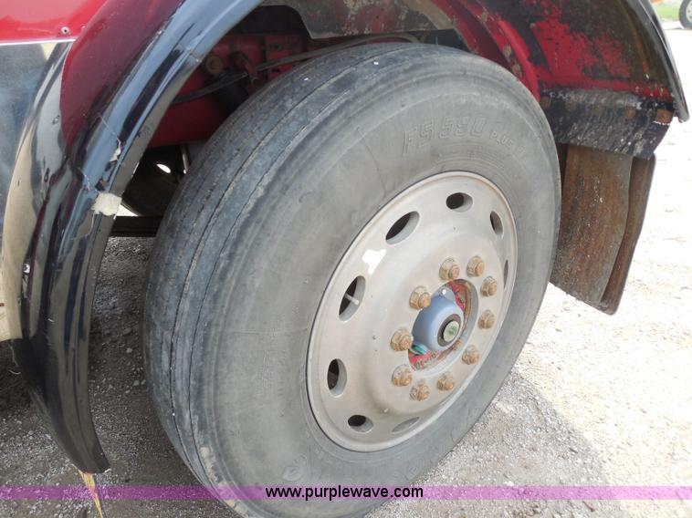 image for item H3199 1990 Peterbilt 379 semi truck