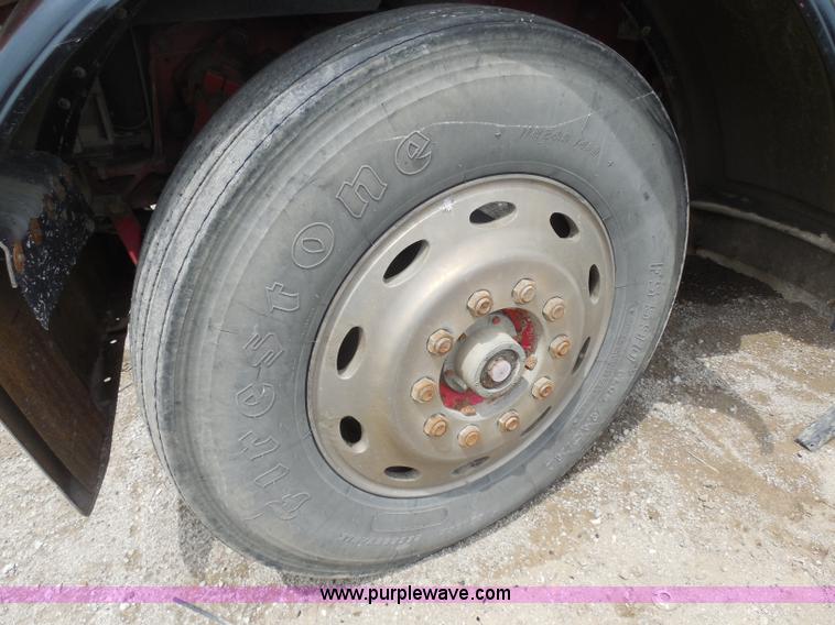 image for item H3199 1990 Peterbilt 379 semi truck