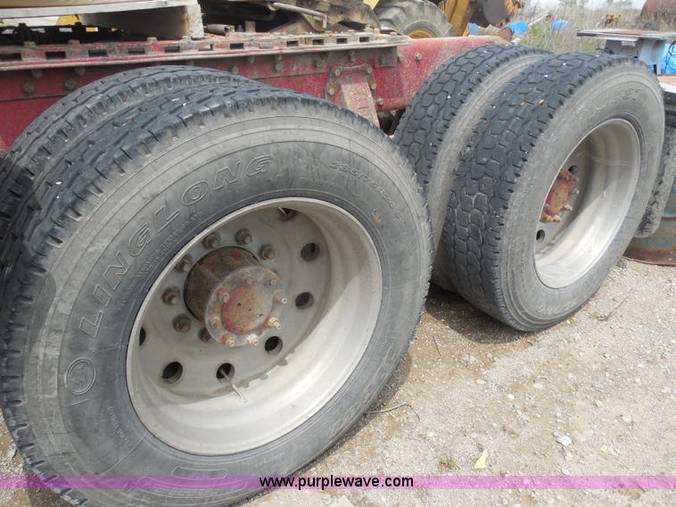 image for item H3199 1990 Peterbilt 379 semi truck