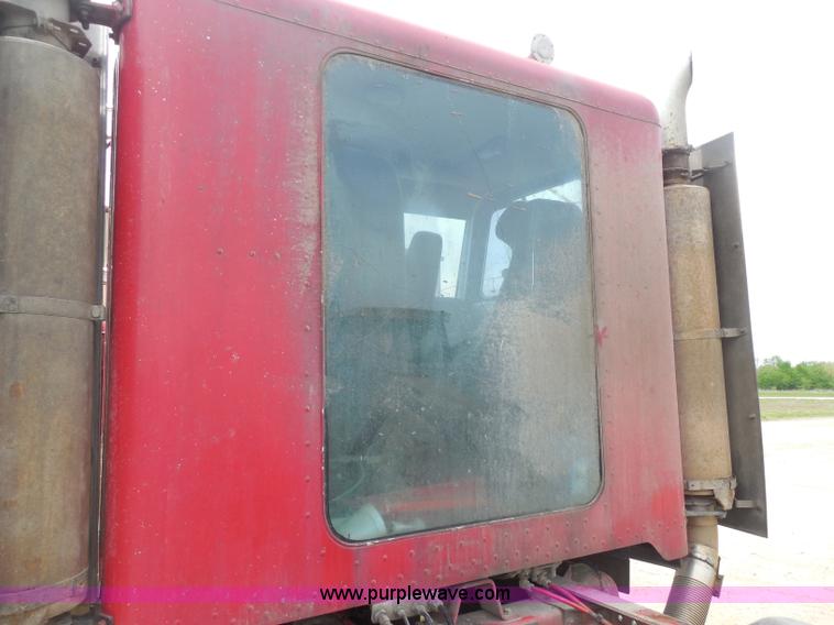 image for item H3199 1990 Peterbilt 379 semi truck