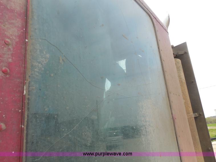 image for item H3199 1990 Peterbilt 379 semi truck