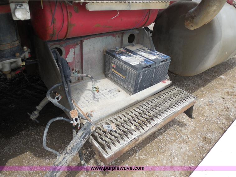 image for item H3199 1990 Peterbilt 379 semi truck