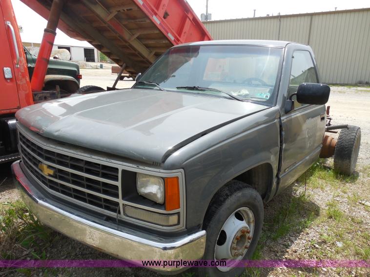 image for item H3201 1991 Chevrolet 2500 truck cab and chassis