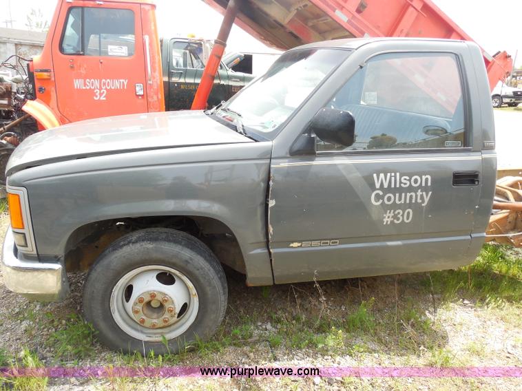 image for item H3201 1991 Chevrolet 2500 truck cab and chassis