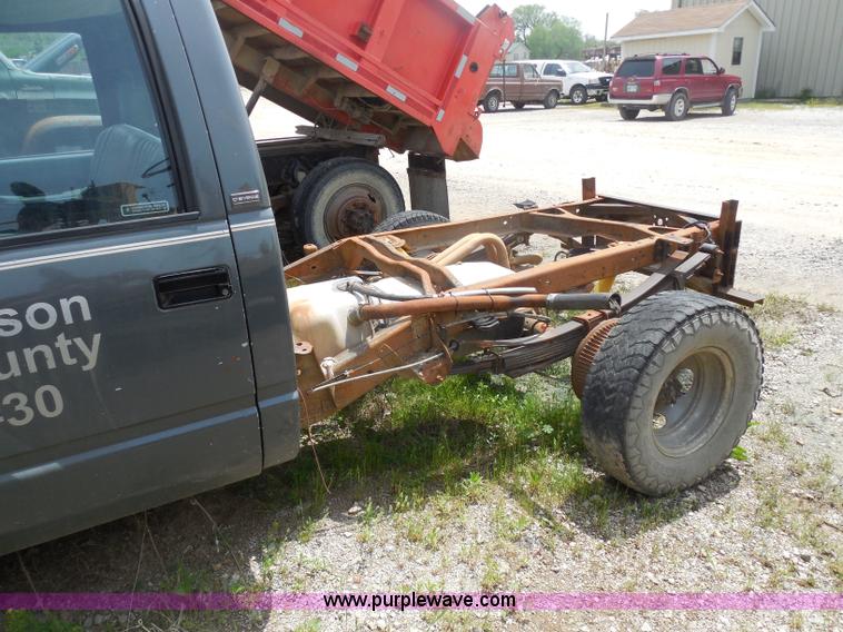 image for item H3201 1991 Chevrolet 2500 truck cab and chassis