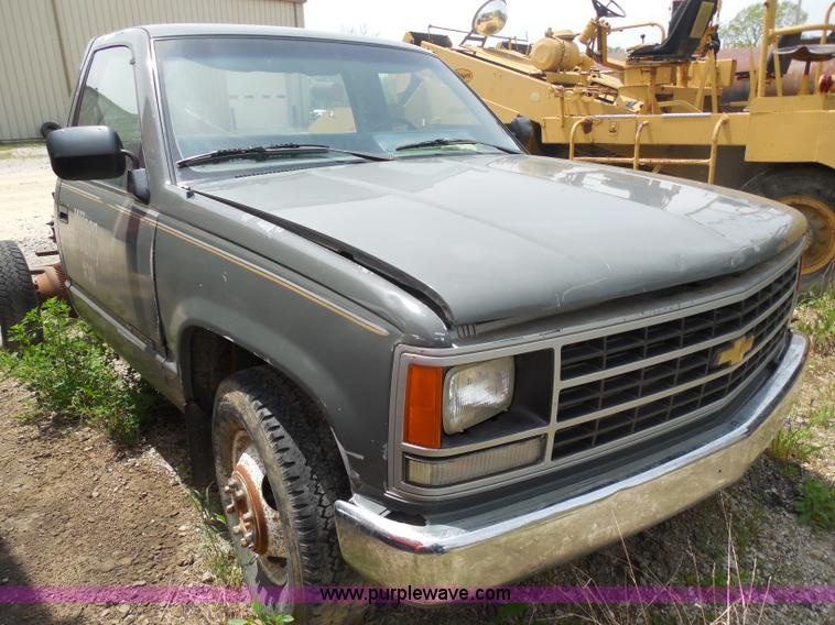 image for item H3201 1991 Chevrolet 2500 truck cab and chassis