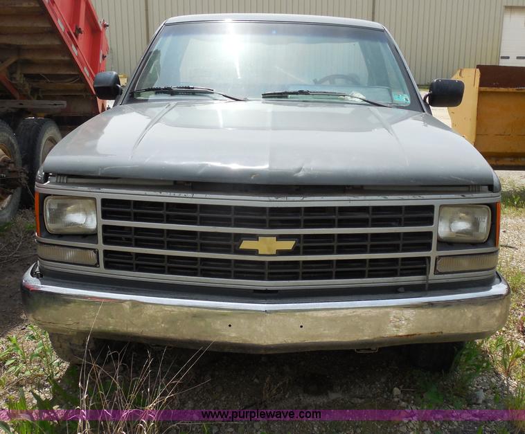 image for item H3201 1991 Chevrolet 2500 truck cab and chassis