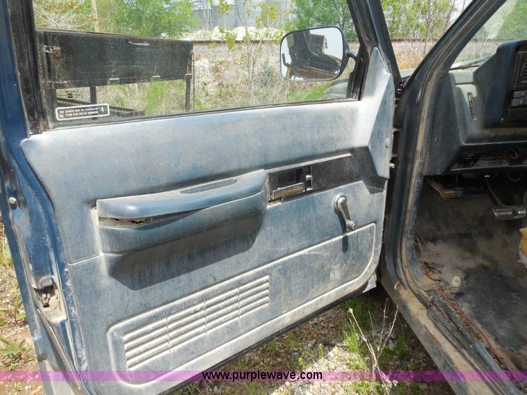 image for item H3201 1991 Chevrolet 2500 truck cab and chassis