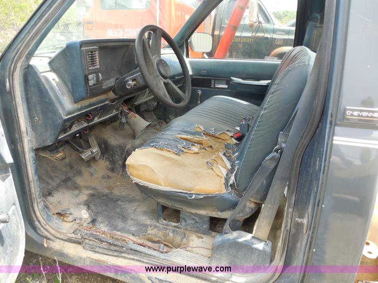 image for item H3201 1991 Chevrolet 2500 truck cab and chassis