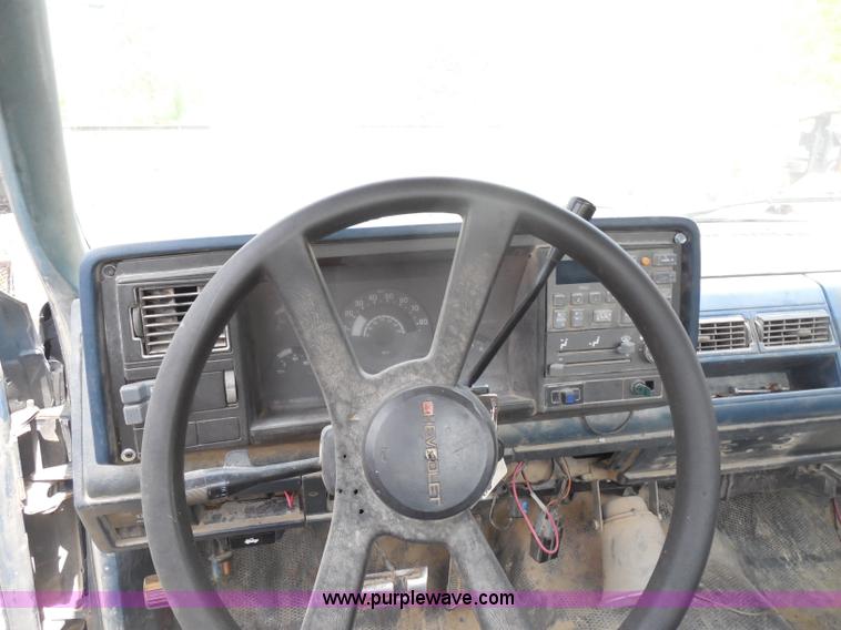 image for item H3201 1991 Chevrolet 2500 truck cab and chassis