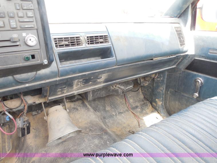 image for item H3201 1991 Chevrolet 2500 truck cab and chassis