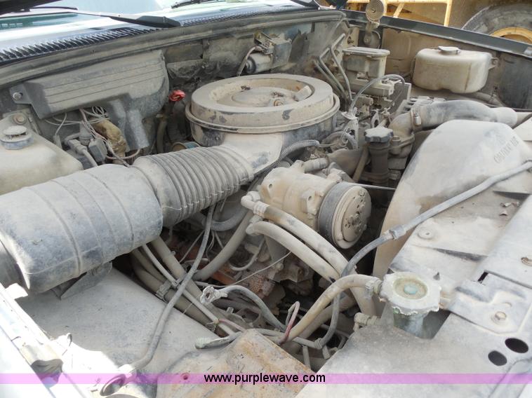 image for item H3201 1991 Chevrolet 2500 truck cab and chassis