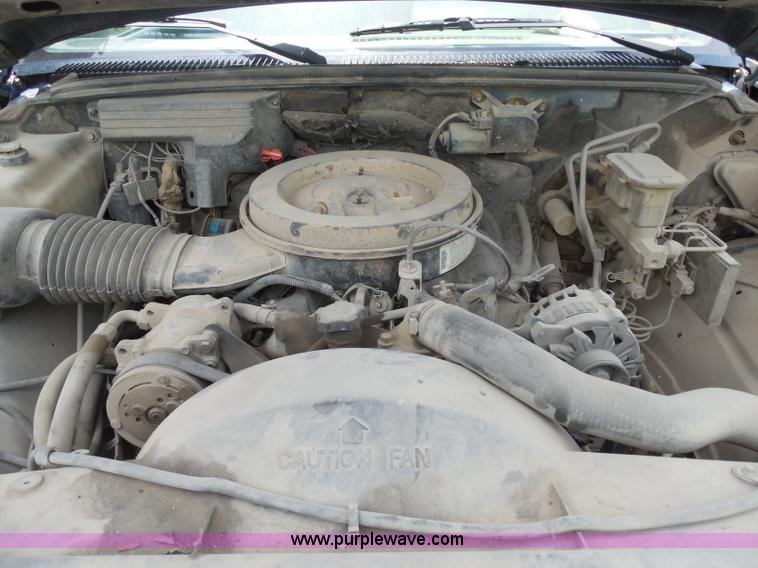 image for item H3201 1991 Chevrolet 2500 truck cab and chassis