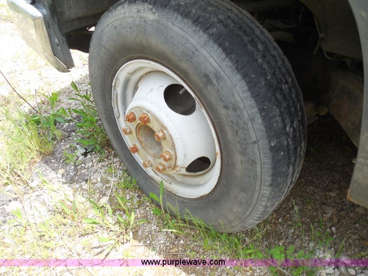 image for item H3201 1991 Chevrolet 2500 truck cab and chassis