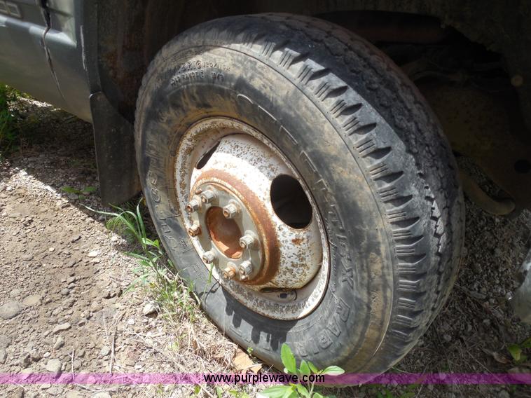 image for item H3201 1991 Chevrolet 2500 truck cab and chassis