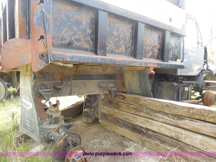 image for item H3205 2000 Sterling L7500 dump truck