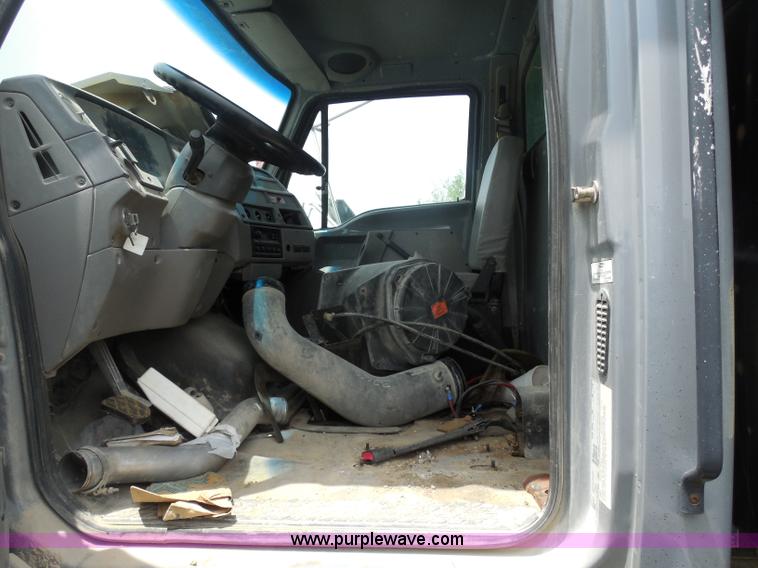 image for item H3205 2000 Sterling L7500 dump truck