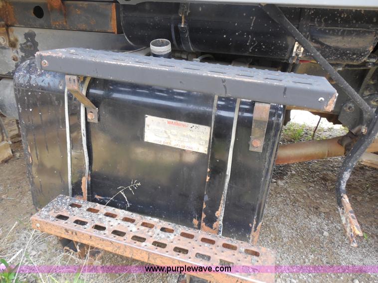 image for item H3205 2000 Sterling L7500 dump truck