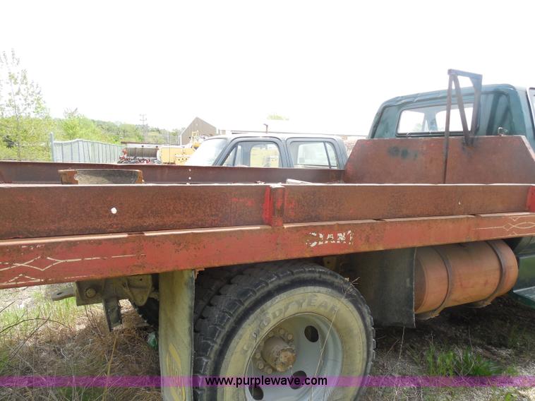 image for item H3206 1975 Chevrolet C60 flatbed truck