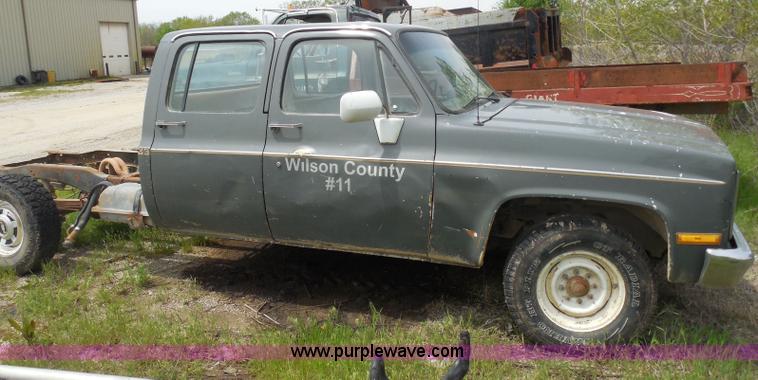 image for item H3207 1988 Chevrolet R20 Crew Cab truck cab and chassis