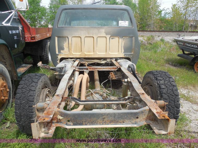 image for item H3207 1988 Chevrolet R20 Crew Cab truck cab and chassis