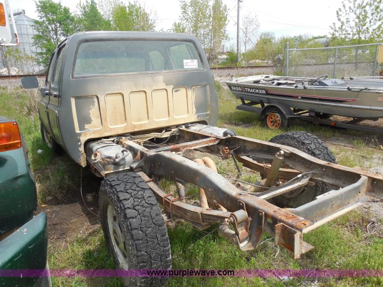 image for item H3207 1988 Chevrolet R20 Crew Cab truck cab and chassis