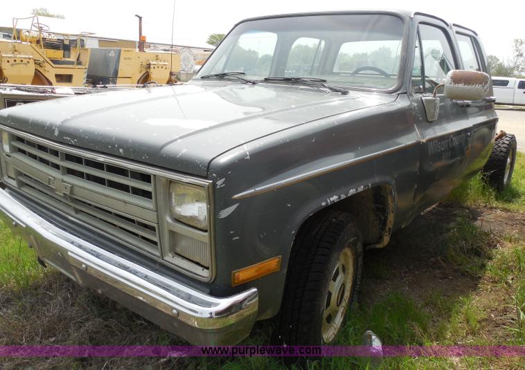 image for item H3207 1988 Chevrolet R20 Crew Cab truck cab and chassis