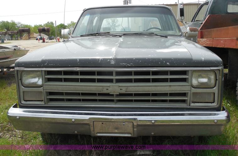 image for item H3207 1988 Chevrolet R20 Crew Cab truck cab and chassis