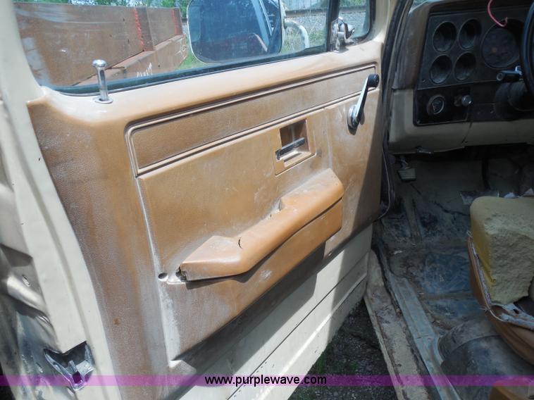 image for item H3207 1988 Chevrolet R20 Crew Cab truck cab and chassis