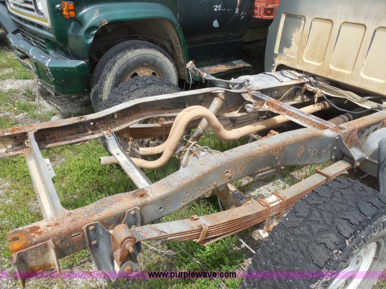 image for item H3207 1988 Chevrolet R20 Crew Cab truck cab and chassis