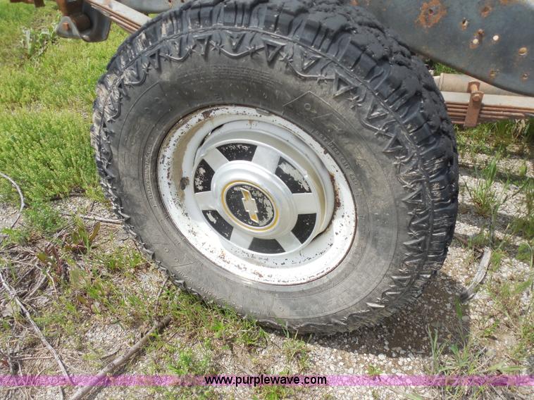 image for item H3207 1988 Chevrolet R20 Crew Cab truck cab and chassis