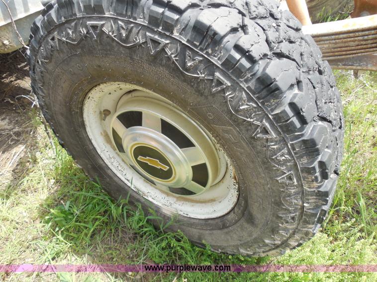 image for item H3207 1988 Chevrolet R20 Crew Cab truck cab and chassis