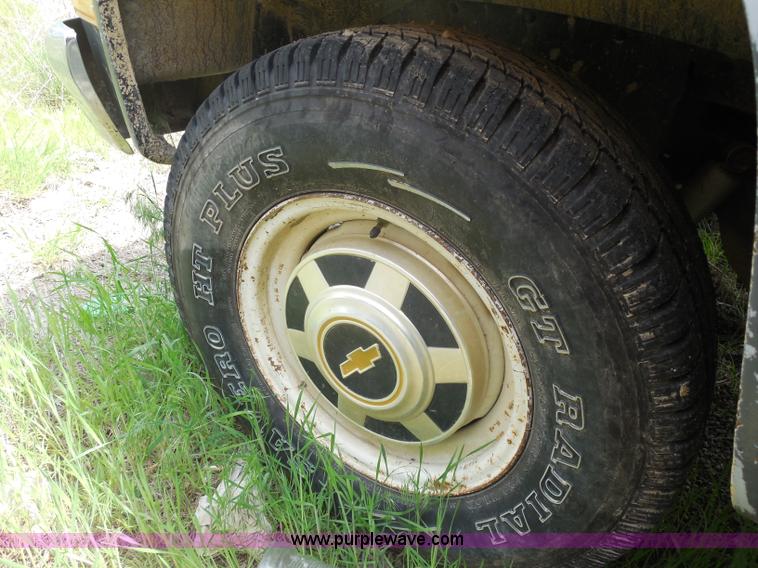 image for item H3207 1988 Chevrolet R20 Crew Cab truck cab and chassis