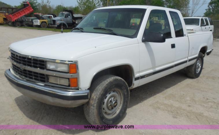 image for item H3211 1998 Chevrolet Silverado 1500 Extended Cab pickup truck
