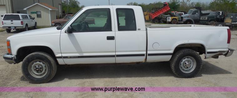 image for item H3211 1998 Chevrolet Silverado 1500 Extended Cab pickup truck