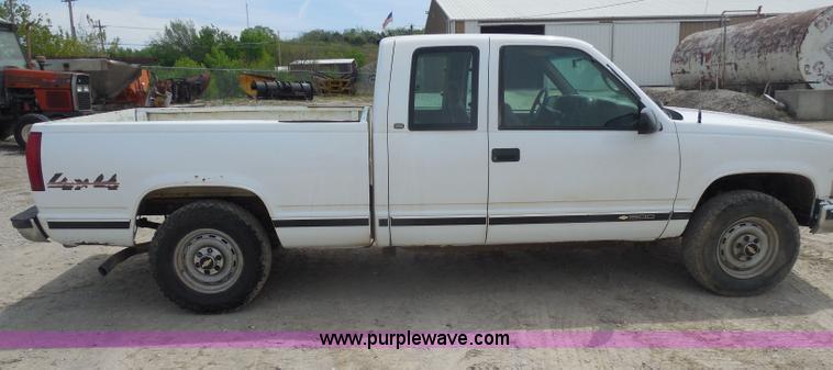 image for item H3211 1998 Chevrolet Silverado 1500 Extended Cab pickup truck