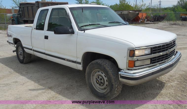 image for item H3211 1998 Chevrolet Silverado 1500 Extended Cab pickup truck