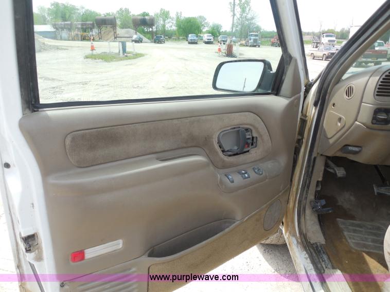 image for item H3211 1998 Chevrolet Silverado 1500 Extended Cab pickup truck