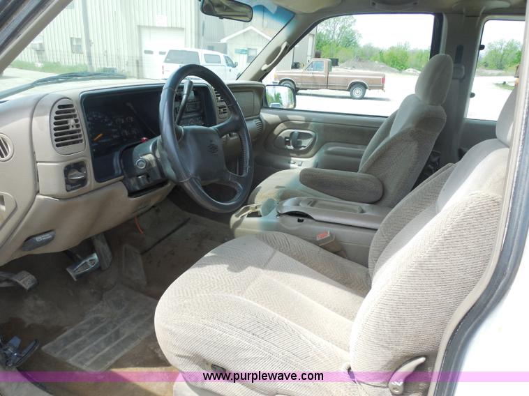 image for item H3211 1998 Chevrolet Silverado 1500 Extended Cab pickup truck