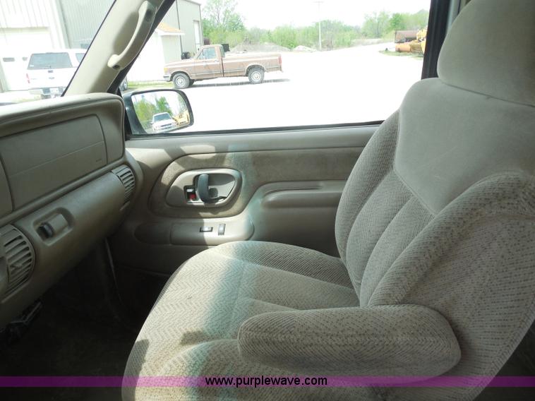 image for item H3211 1998 Chevrolet Silverado 1500 Extended Cab pickup truck