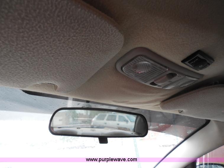image for item H3222 2003 Dodge Stratus SE
