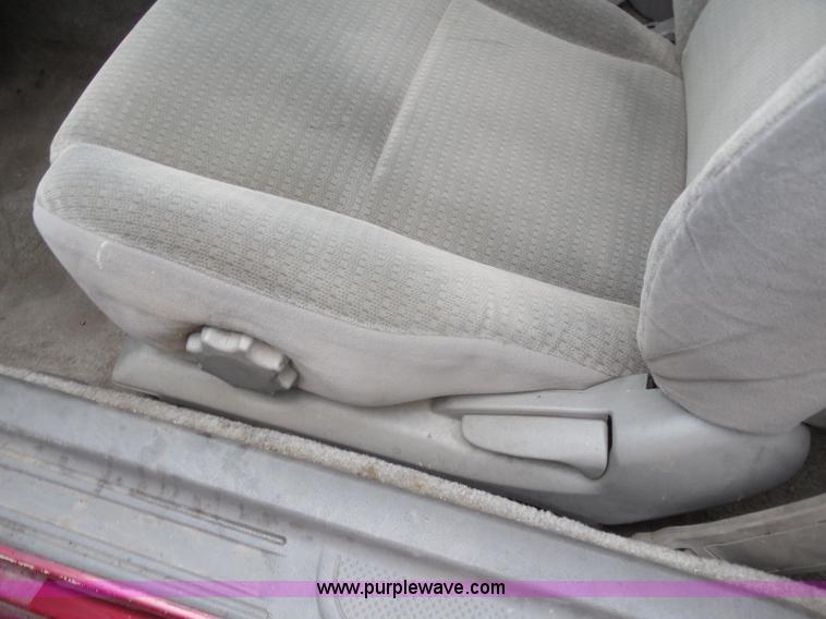 image for item H3222 2003 Dodge Stratus SE