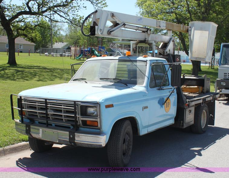 image for item H7495 1982 Ford F350 bucket truck