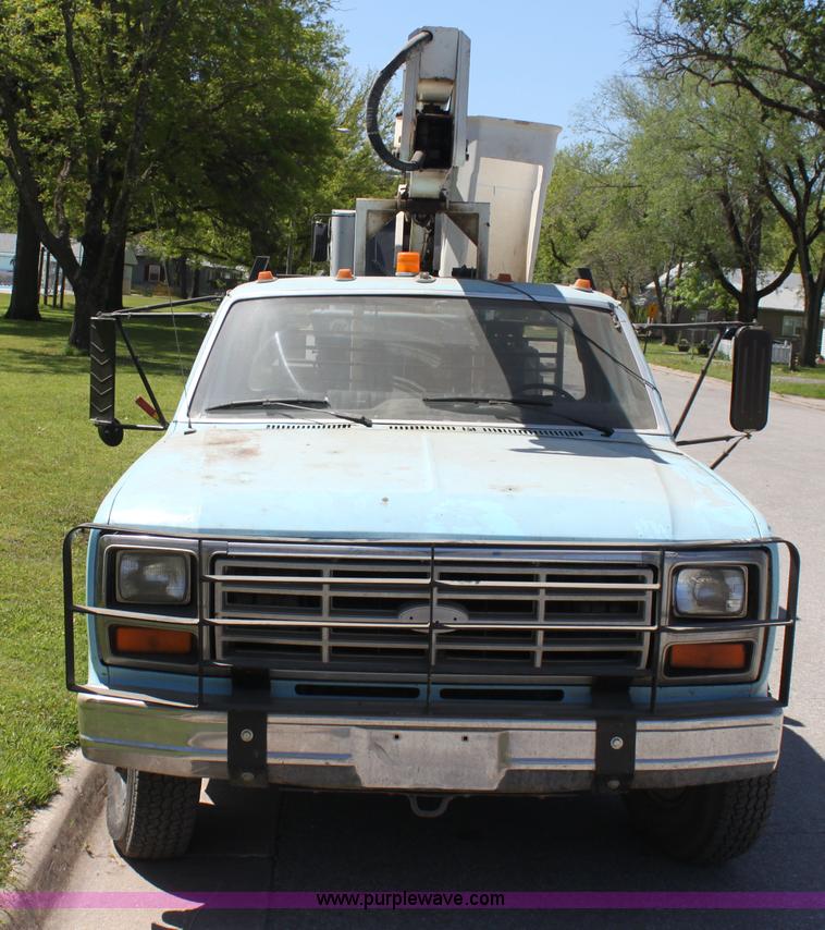 image for item H7495 1982 Ford F350 bucket truck