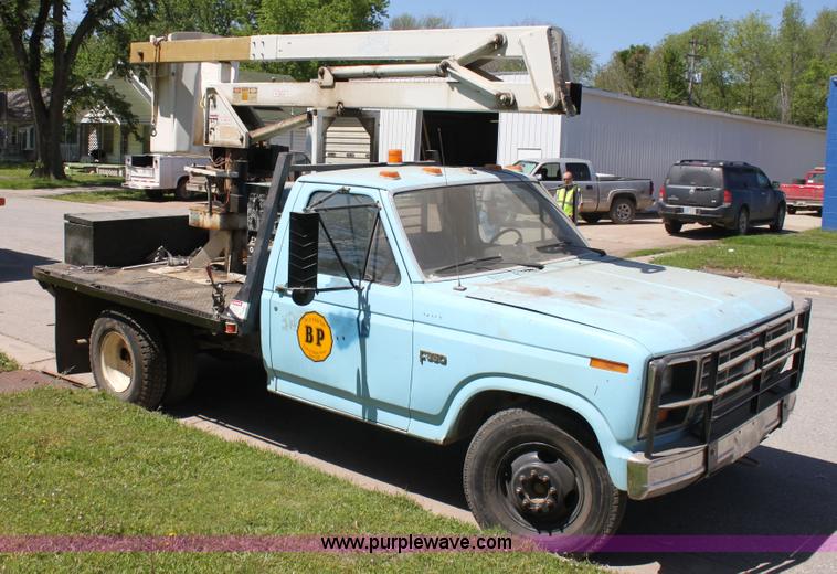 image for item H7495 1982 Ford F350 bucket truck