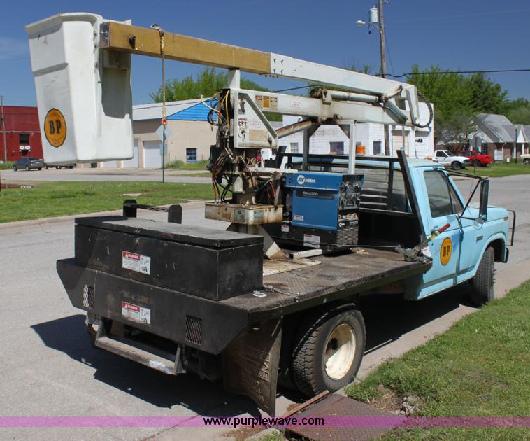 image for item H7495 1982 Ford F350 bucket truck